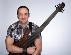 Bartek Żołędziejewski - nauczyciel śpiewu i gry na gitarze basowej, keybordzie