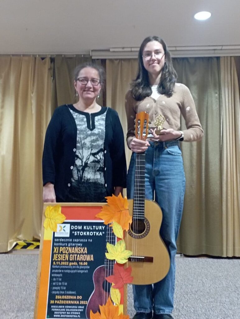 Konkurs gitarowy 2022 - Julia Oleksiak z instruktorką Iloną Wojcieszak